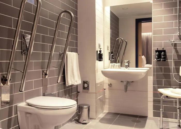  Holiday Inn Express & Suites Lisbon - Principe Real By Ihg