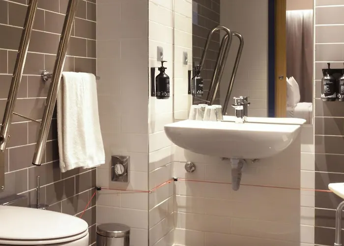  Holiday Inn Express & Suites Lisbon - Principe Real By Ihg