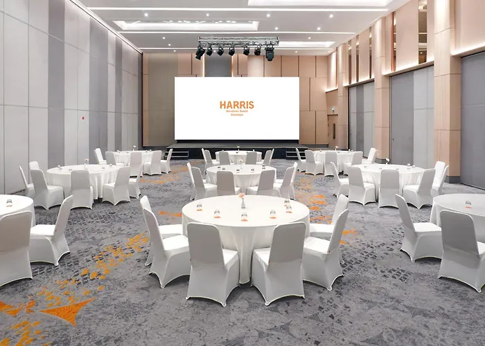 Hotels with pool Harris & Conventions Bundaran Satelit Surabaya