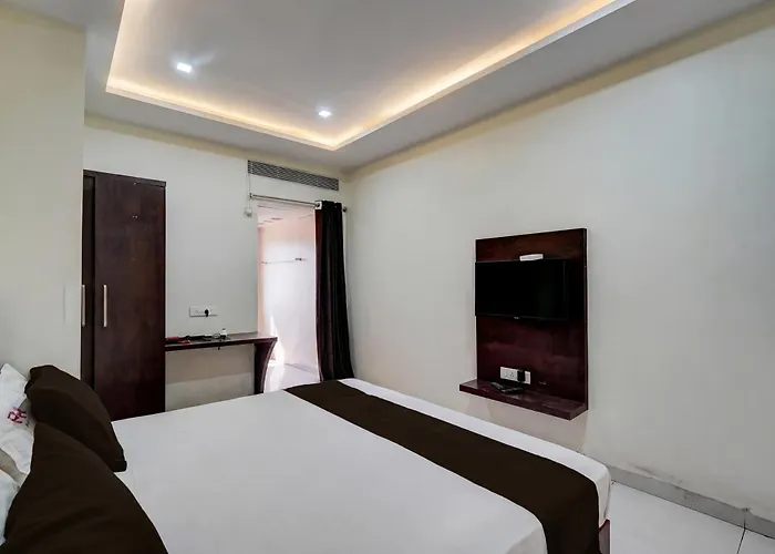 Townhouse Kanithi Road Formerly Rr Function Hall Luxury Rooms