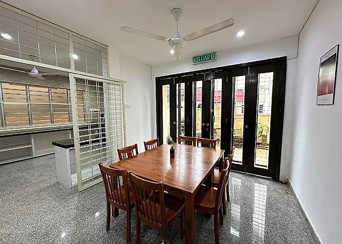 Spacious Air Terjun Semi-D 7Br 21Pax