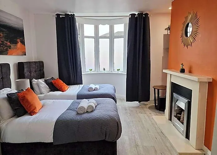 Modern 4-Bed House With Garden & Parking