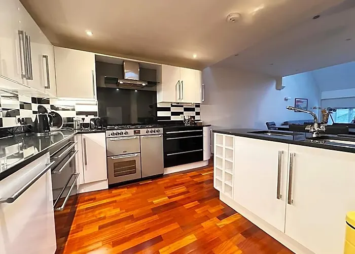Stunning, Chic 3-4 Bed House! 4 Storeys.