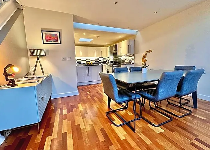 Stunning, Chic 3-4 Bed House! 4 Storeys.