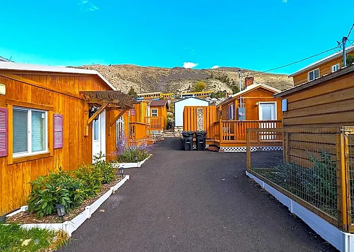 Yellowstone'S Treasure Cabins