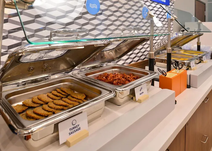 Holiday Inn Express & Suites Toronto Airport West By Ihg