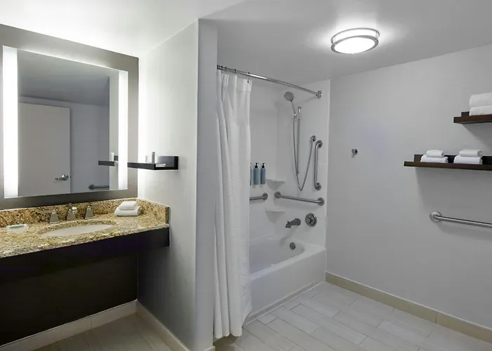 Courtyard By Marriott Airport