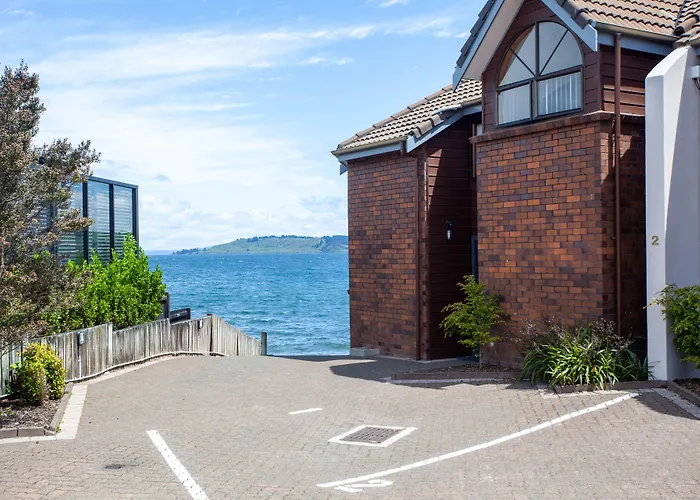 Dog friendly hotels Cascades Lakefront