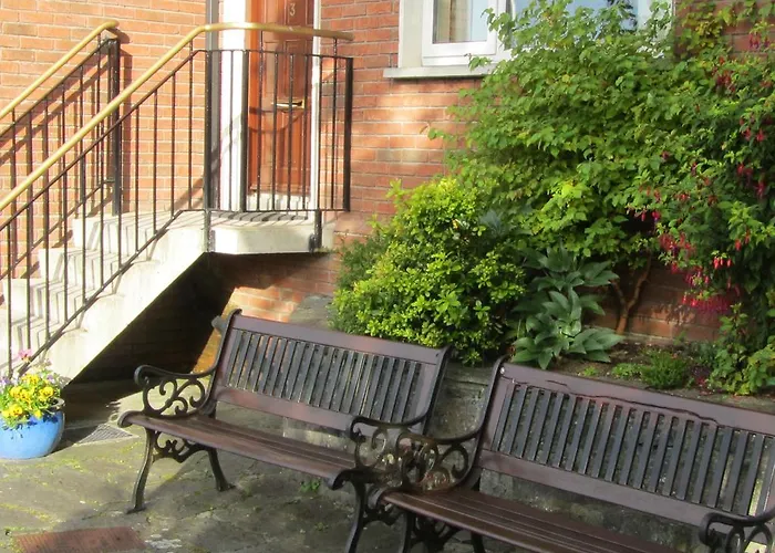 Hotel near College: Arus Grattan