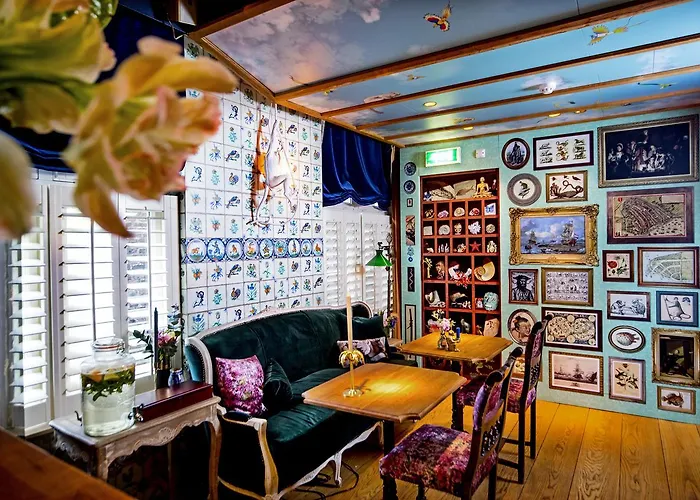 3 sterren hotel: Rosalia'S Menagerie Cocktail Bar & Innupstairs