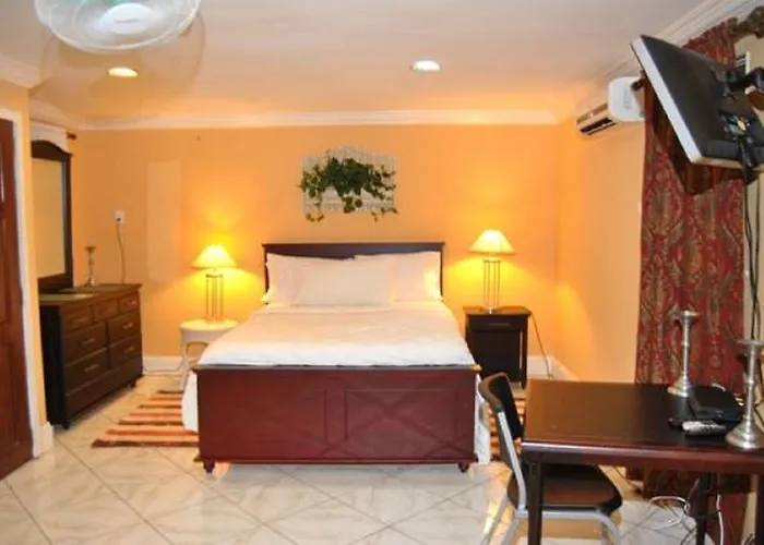 Central hotel: El Dorado Inn