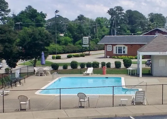 Cheap hotel: Quarterpath Inn & Suites