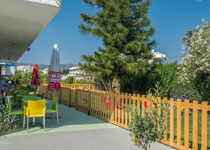 Waterpark Hotel: Yiannis Yard Studios & Apartments