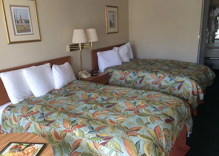 Cheap hotel: Quarterpath Inn & Suites