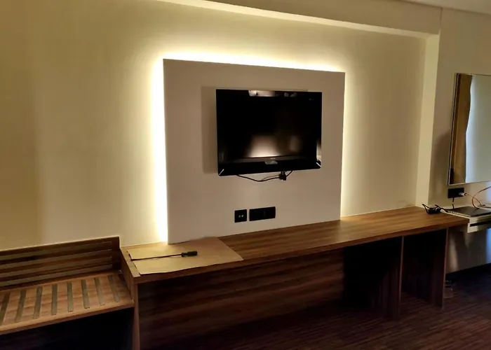 Family Hotel: The Checkers Hotel