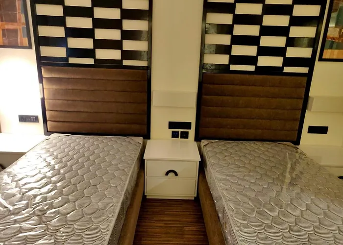 Family Hotel: The Checkers Hotel