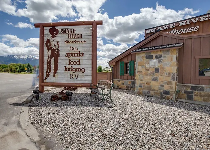 Snake River Roadhouse By Kabino Air Conditioning Wifi Bar Below Pool Table Shuffleboard Yummy Food