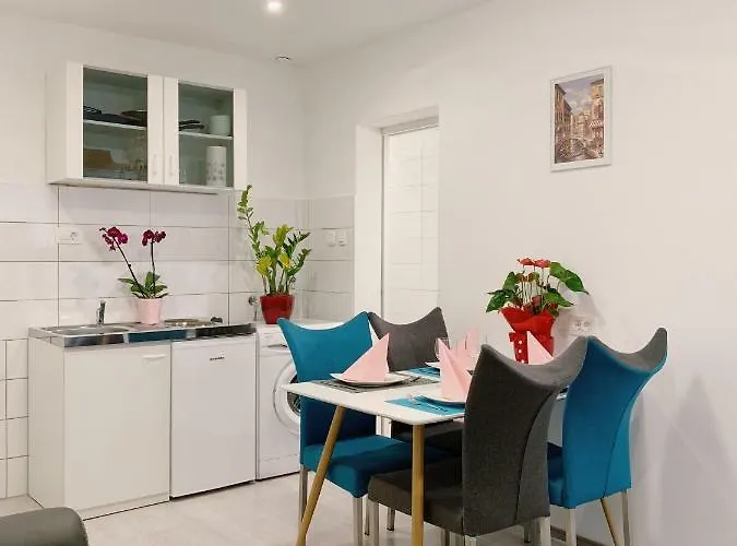 Lina Rooms