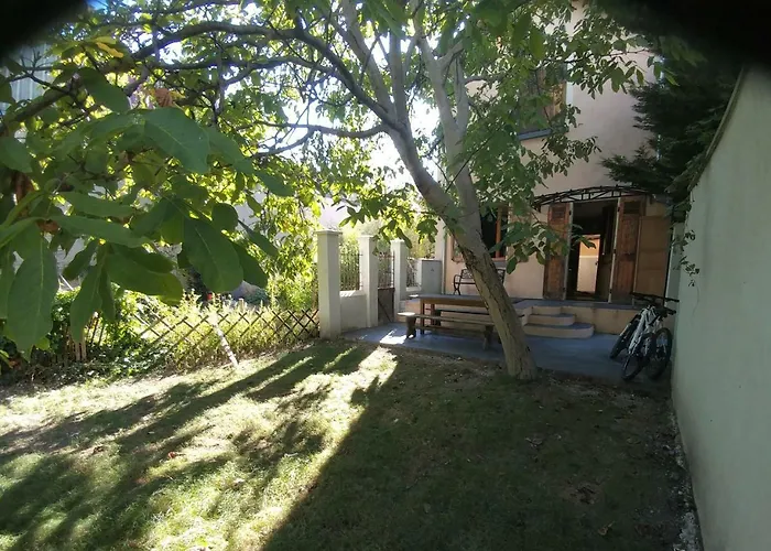 MAISON JARDIN ET PARKING PRIVé Dans
