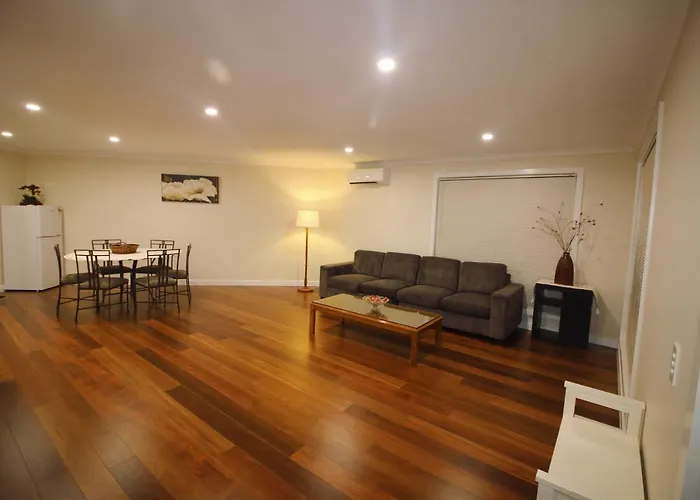 Silver House - Melbourne Airport Accommodation - 7 Minutes From Melbourne Airport